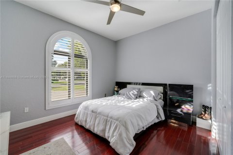 House in Miami, Florida 4 bedrooms, 235.6 sq.m. № 1950812 - photo 18