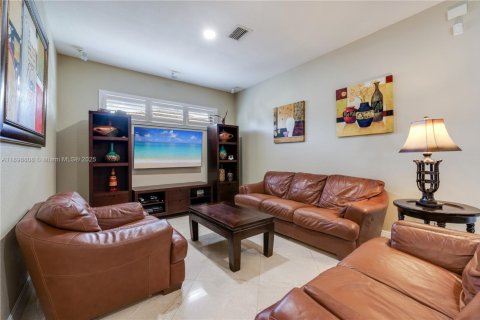 House in Miami, Florida 4 bedrooms, 235.6 sq.m. № 1950812 - photo 14