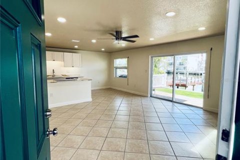 Apartamento en alquiler en Redington Shores, Florida, 2 dormitorios, 102.19 m2 № 1873360 - foto 2