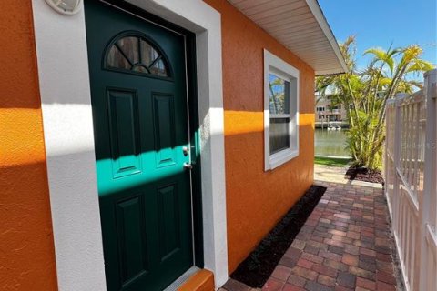 Apartamento en alquiler en Redington Shores, Florida, 2 dormitorios, 102.19 m2 № 1873360 - foto 1