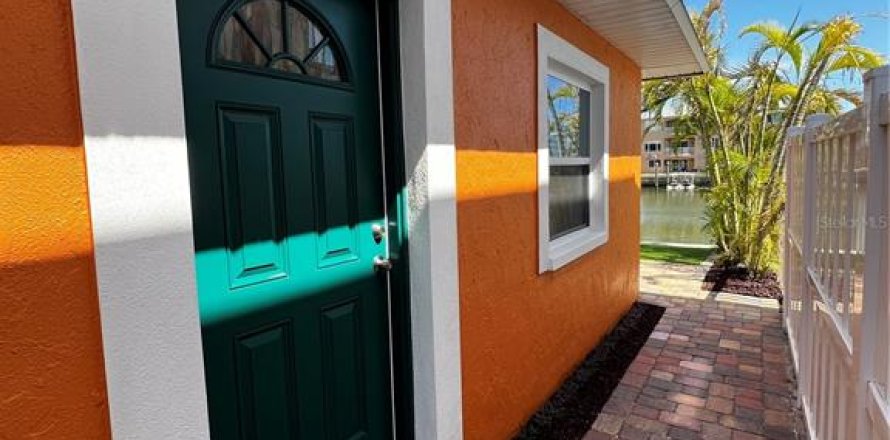 Appartement à Redington Shores, Floride 2 chambres, 102.19 m2 № 1873360