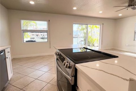 Apartamento en alquiler en Redington Shores, Florida, 2 dormitorios, 102.19 m2 № 1873360 - foto 8