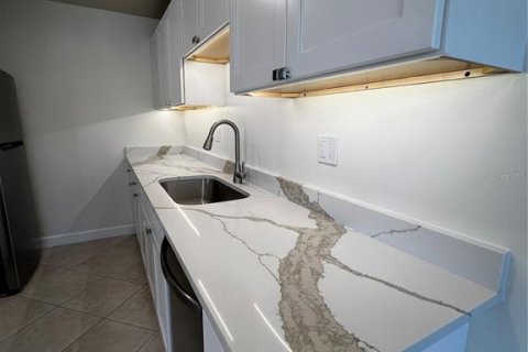 Apartamento en alquiler en Redington Shores, Florida, 2 dormitorios, 102.19 m2 № 1873360 - foto 5