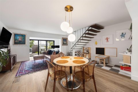 Adosado en venta en North Miami, Florida, 2 dormitorios, 119.1 m2 № 1877560 - foto 10