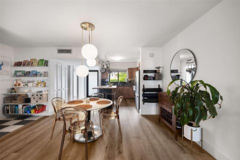 Adosado en venta en North Miami, Florida, 2 dormitorios, 119.1 m2 № 1877560 - foto 8