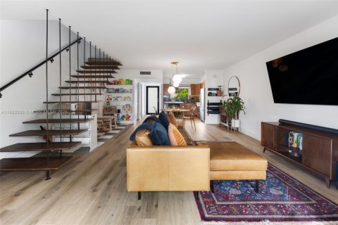 Adosado en venta en North Miami, Florida, 2 dormitorios, 119.1 m2 № 1877560 - foto 13