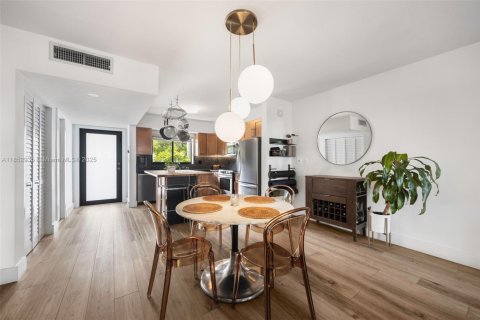 Adosado en venta en North Miami, Florida, 2 dormitorios, 119.1 m2 № 1877560 - foto 3