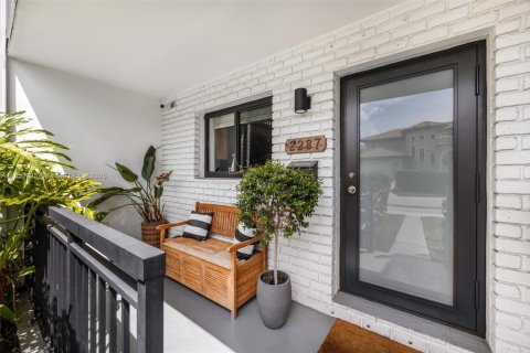 Adosado en venta en North Miami, Florida, 2 dormitorios, 119.1 m2 № 1877560 - foto 1