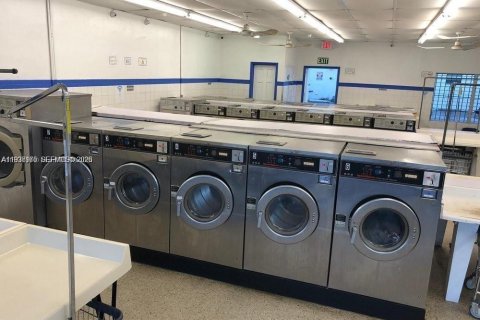Commercial property in Hallandale Beach, Florida № 2053525