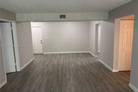 Condo in Plantation, Florida, 2 bedrooms  № 1927616 - photo 7