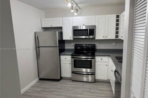 Condo in Plantation, Florida, 2 bedrooms  № 1927616 - photo 3