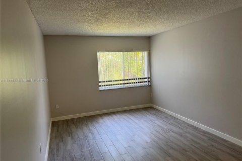 Condo in Plantation, Florida, 2 bedrooms  № 1927616 - photo 14