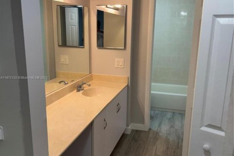 Condo in Plantation, Florida, 2 bedrooms  № 1927616 - photo 15