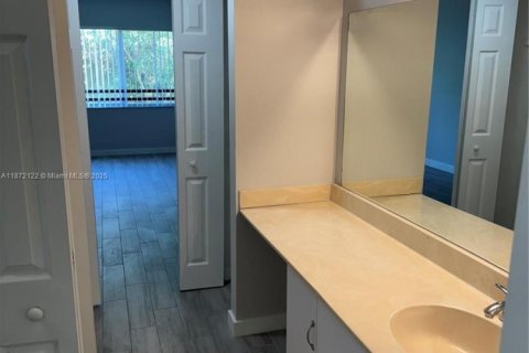 Condo in Plantation, Florida, 2 bedrooms  № 1927616 - photo 18