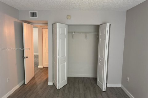 Condo in Plantation, Florida, 2 bedrooms  № 1927616 - photo 13