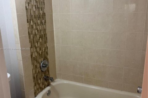 Condo in Plantation, Florida, 2 bedrooms  № 1927616 - photo 16