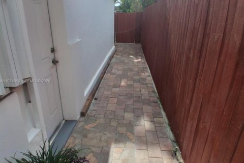 Снять в аренду коммерческую недвижимость в Майами, Флорида 1 спальня, 114.36м2, № 1992262 - фото 5