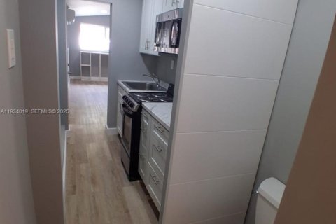 Снять в аренду коммерческую недвижимость в Майами, Флорида 1 спальня, 114.36м2, № 1992262 - фото 9