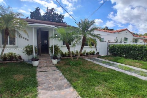 Снять в аренду коммерческую недвижимость в Майами, Флорида 1 спальня, 114.36м2, № 1992262 - фото 1