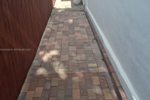 Снять в аренду коммерческую недвижимость в Майами, Флорида 1 спальня, 114.36м2, № 1992262 - фото 4