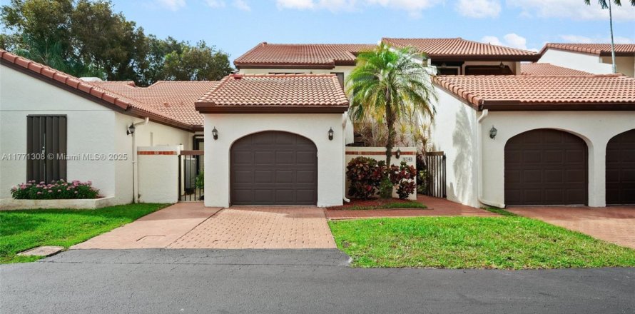 Townhouse in Doral, Florida 2 bedrooms, 198.81 sq.m. № 1735771