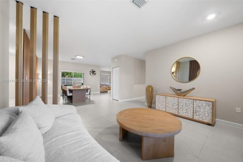 Villa ou maison à vendre à Miami, Floride: 5 chambres № 2076228 - photo 5