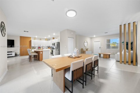 Villa ou maison à vendre à Miami, Floride: 5 chambres № 2076228 - photo 7
