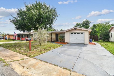 House in Holiday, Florida 2 bedrooms, 91.97 sq.m. № 1898710 - photo 1