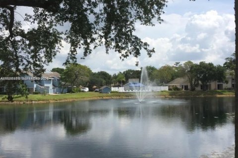 Townhouse in North Lauderdale, Florida 2 bedrooms, 109.35 sq.m. № 1986946 - photo 12