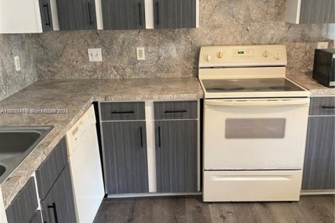 Townhouse in North Lauderdale, Florida 2 bedrooms, 109.35 sq.m. № 1986946 - photo 16