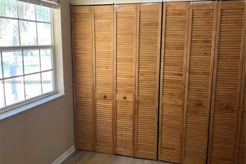 Townhouse in North Lauderdale, Florida 2 bedrooms, 109.35 sq.m. № 1986946 - photo 5