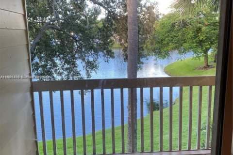 Townhouse in North Lauderdale, Florida 2 bedrooms, 109.35 sq.m. № 1986946 - photo 18