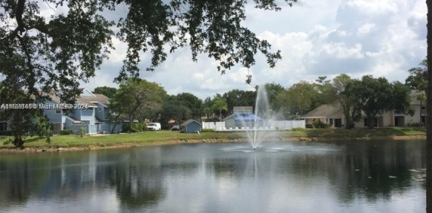 Townhouse in North Lauderdale, Florida 2 bedrooms, 109.35 sq.m. № 1986946