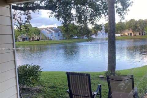 Townhouse in North Lauderdale, Florida 2 bedrooms, 109.35 sq.m. № 1986946 - photo 10