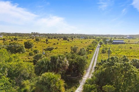 Commercial property in Vero Beach, Florida № 2013330 - photo 11