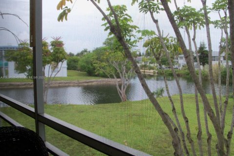 Condo in Miami Gardens, Florida, 1 bedroom  № 2043248 - photo 14