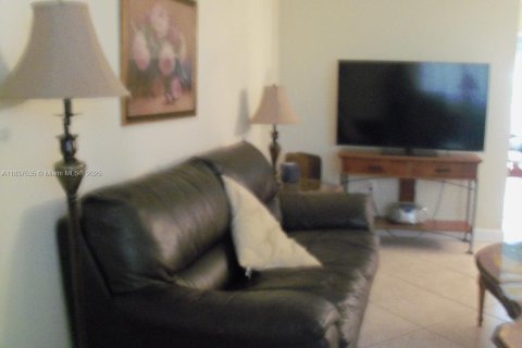 Condo in Miami Gardens, Florida, 1 bedroom  № 2043248 - photo 15