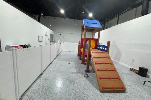 Propiedad comercial en venta en Doral, Florida № 2089297 - foto 12