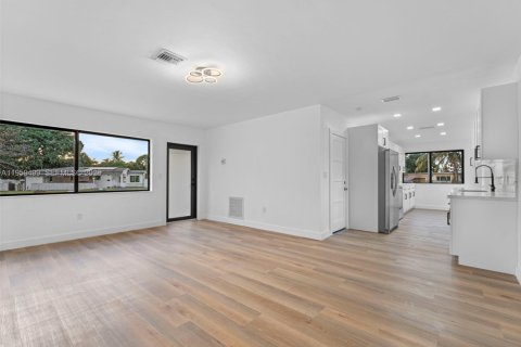 House in Miami, Florida 3 bedrooms, 100.52 sq.m. № 2080644 - photo 14