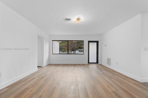 House in Miami, Florida 3 bedrooms, 100.52 sq.m. № 2080644 - photo 13