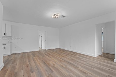 House in Miami, Florida 3 bedrooms, 100.52 sq.m. № 2080644 - photo 2