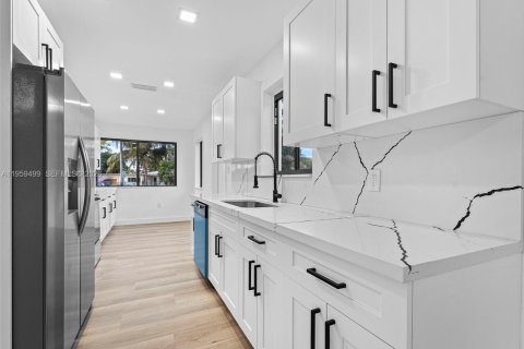 House in Miami, Florida 3 bedrooms, 100.52 sq.m. № 2080644 - photo 6