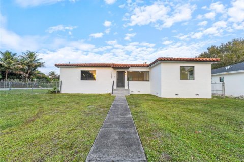 House in Miami, Florida 3 bedrooms, 100.52 sq.m. № 2080644 - photo 27
