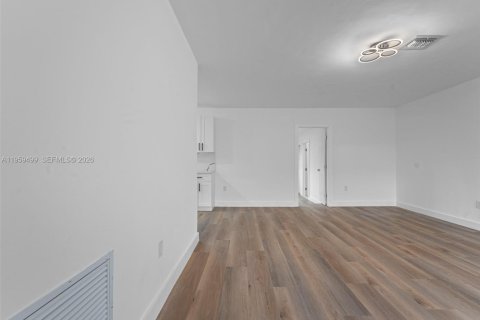 House in Miami, Florida 3 bedrooms, 100.52 sq.m. № 2080644 - photo 3