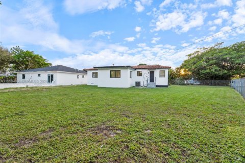 House in Miami, Florida 3 bedrooms, 100.52 sq.m. № 2080644 - photo 25