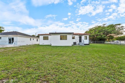 House in Miami, Florida 3 bedrooms, 100.52 sq.m. № 2080644 - photo 26