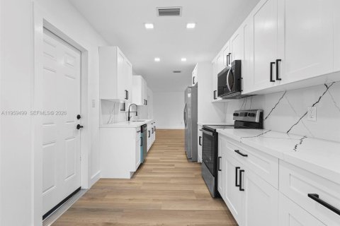 House in Miami, Florida 3 bedrooms, 100.52 sq.m. № 2080644 - photo 8