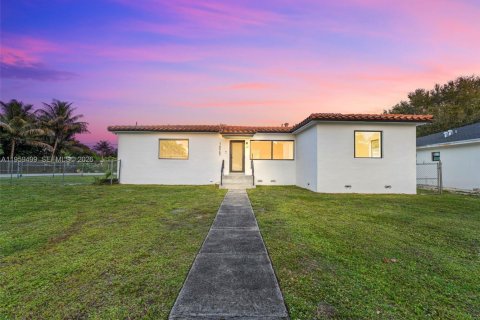 House in Miami, Florida 3 bedrooms, 100.52 sq.m. № 2080644