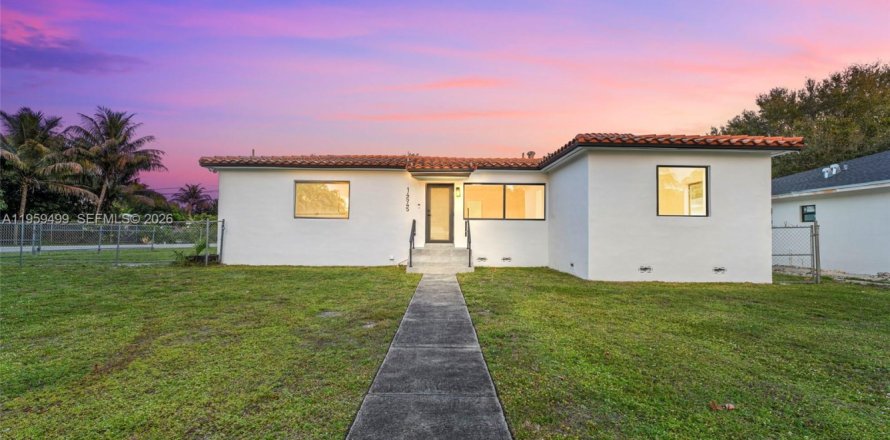 House in Miami, Florida 3 bedrooms, 100.52 sq.m. № 2080644