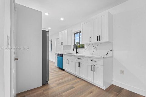 House in Miami, Florida 3 bedrooms, 100.52 sq.m. № 2080644 - photo 4